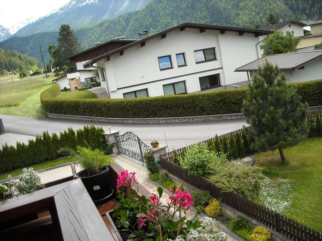Haus Rosi Hotel Umhausen Exterior photo